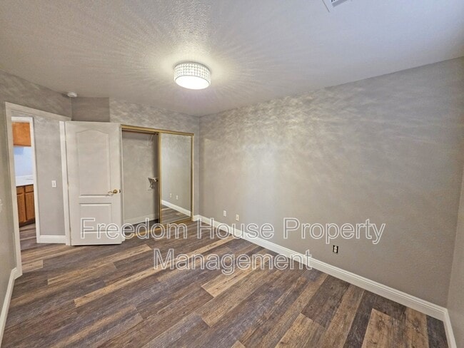Building Photo - 3630 E Vineyard Dr N
