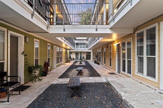 Building Photo - 2526 Durwood St
