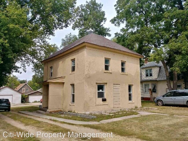 Building Photo - 4 br, 1.5 bath House - 413 4th St NE