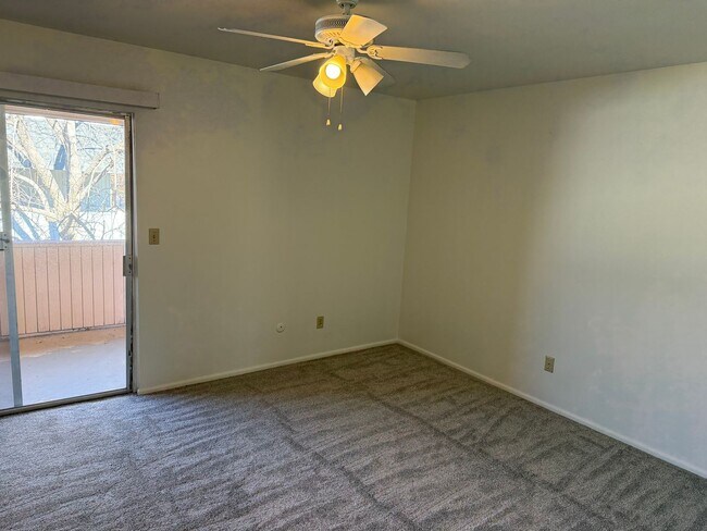 Building Photo - LARGE TOWNHOUSE IN CENTENNIAL!!!