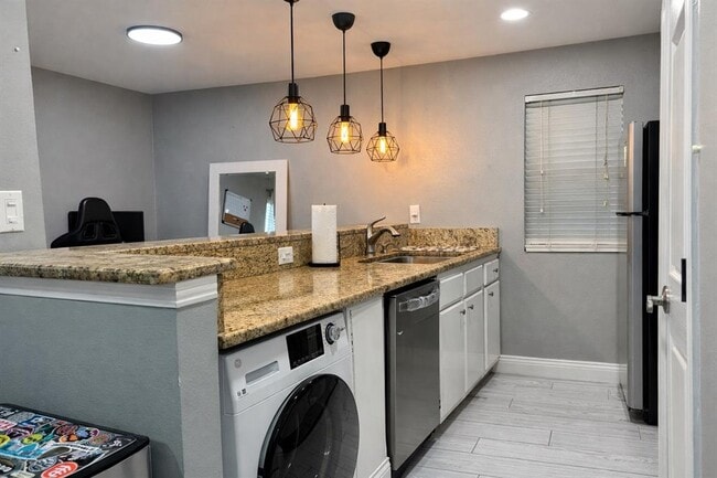 Building Photo - 2450 Ashdale Dr