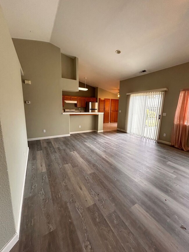 Building Photo - Nice home for rent in Hanford