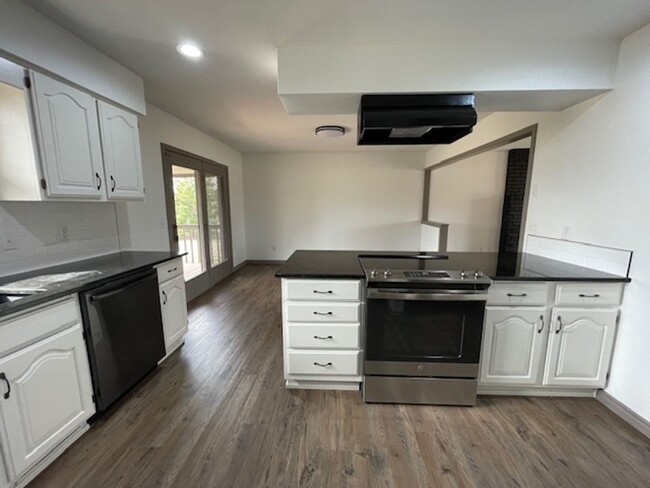 Building Photo - ALL BRICK HOME IN NIXA Located in McCroske...