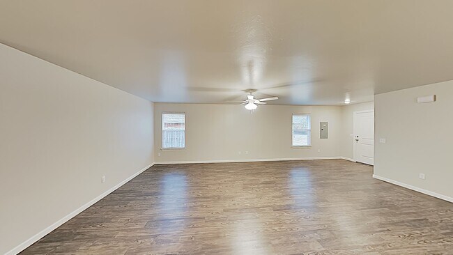 Building Photo - Beautiful 3 Bedroom 2 Bathroom Duplex Next...