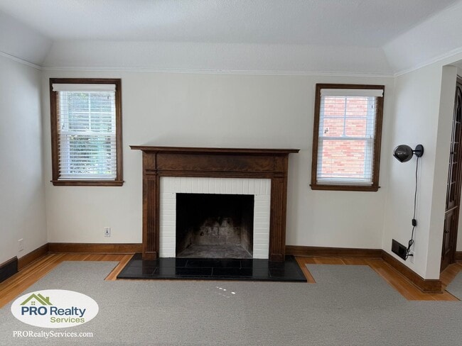 Building Photo - 2 Bedroom Upper Level Duplex Unit