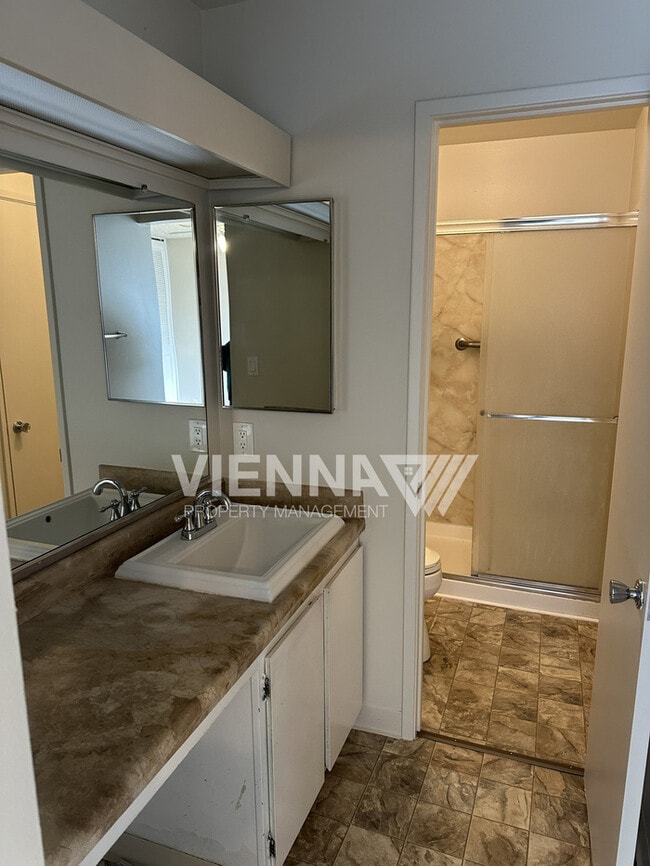 Building Photo - 5066 Greenberry Dr