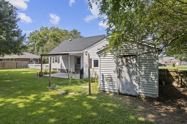 Building Photo - 4009 Maple Dr