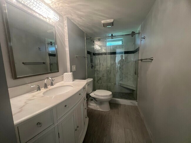 Building Photo - 2615 NE 3rd Ct