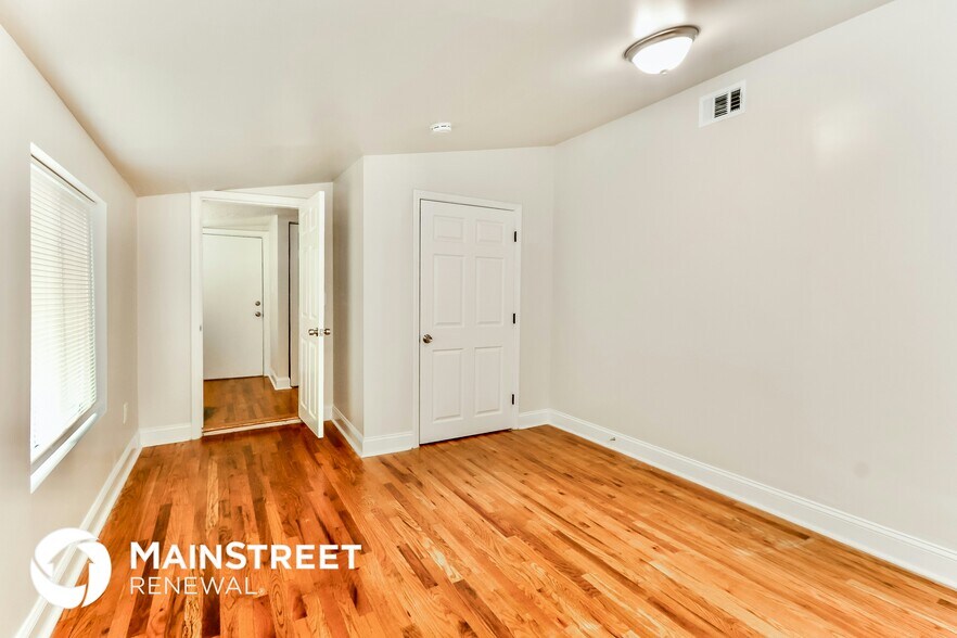 Building Photo - 3818 Bank St