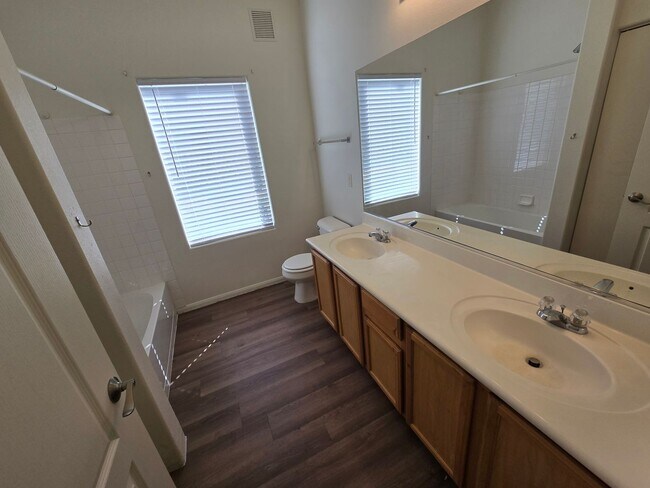 Building Photo - Spacious 3 bedroom 2 bath upgraded condo