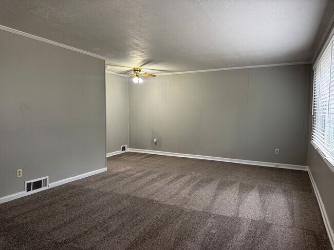 Building Photo - Move in Ready Prairie Village Ranch + Fenc...
