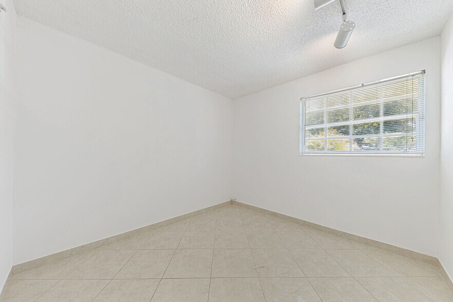 Building Photo - 9941 NW 27th St