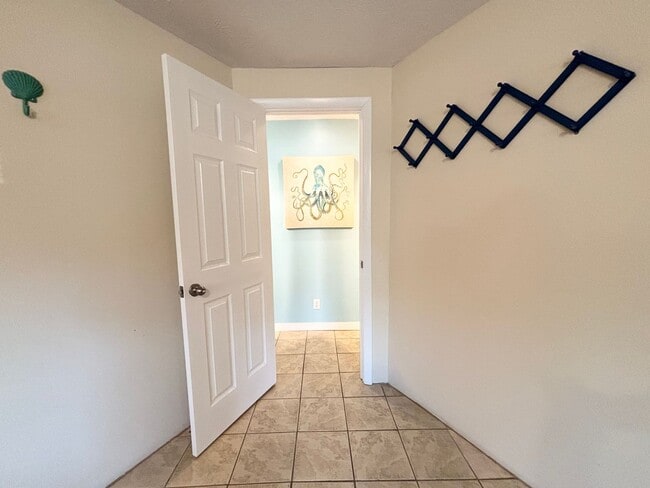 Building Photo - CALLING ALL SNOWBIRDS! Fully furnished apartment!