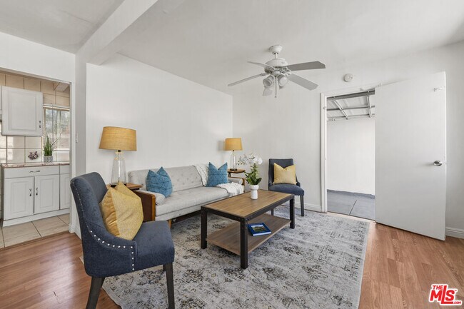 Building Photo - 1114 S La Peer Dr