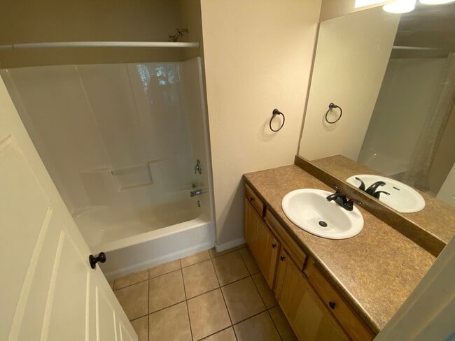 Building Photo - Two Bedroom Townhome Minutes from Downtown