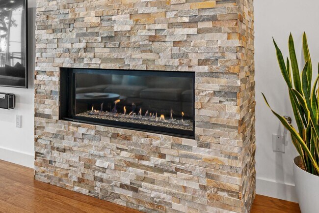 Building Photo - 1002 Crestview Dr