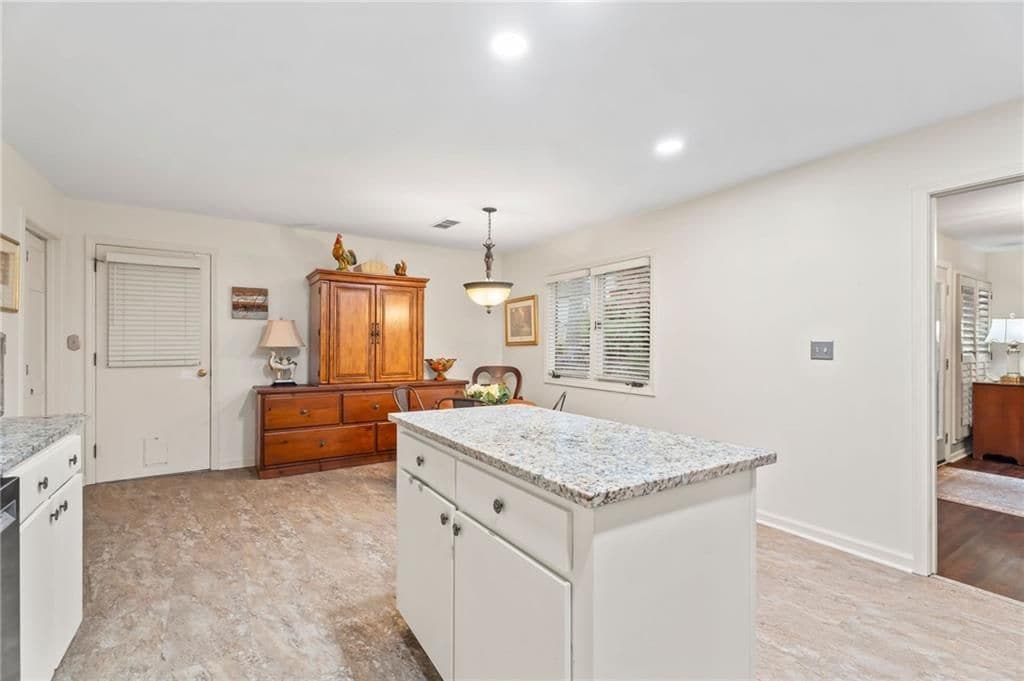 Building Photo - 4040 Summit Dr