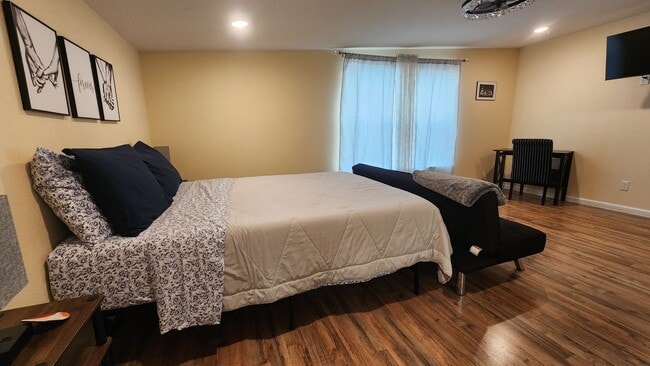 Building Photo - Welcome to the Cottage!