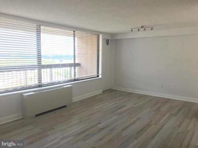 Building Photo - 3705 S George Mason Dr