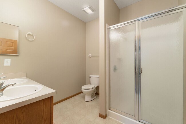 Building Photo - Beautifully Updated Single Family in a Private Community