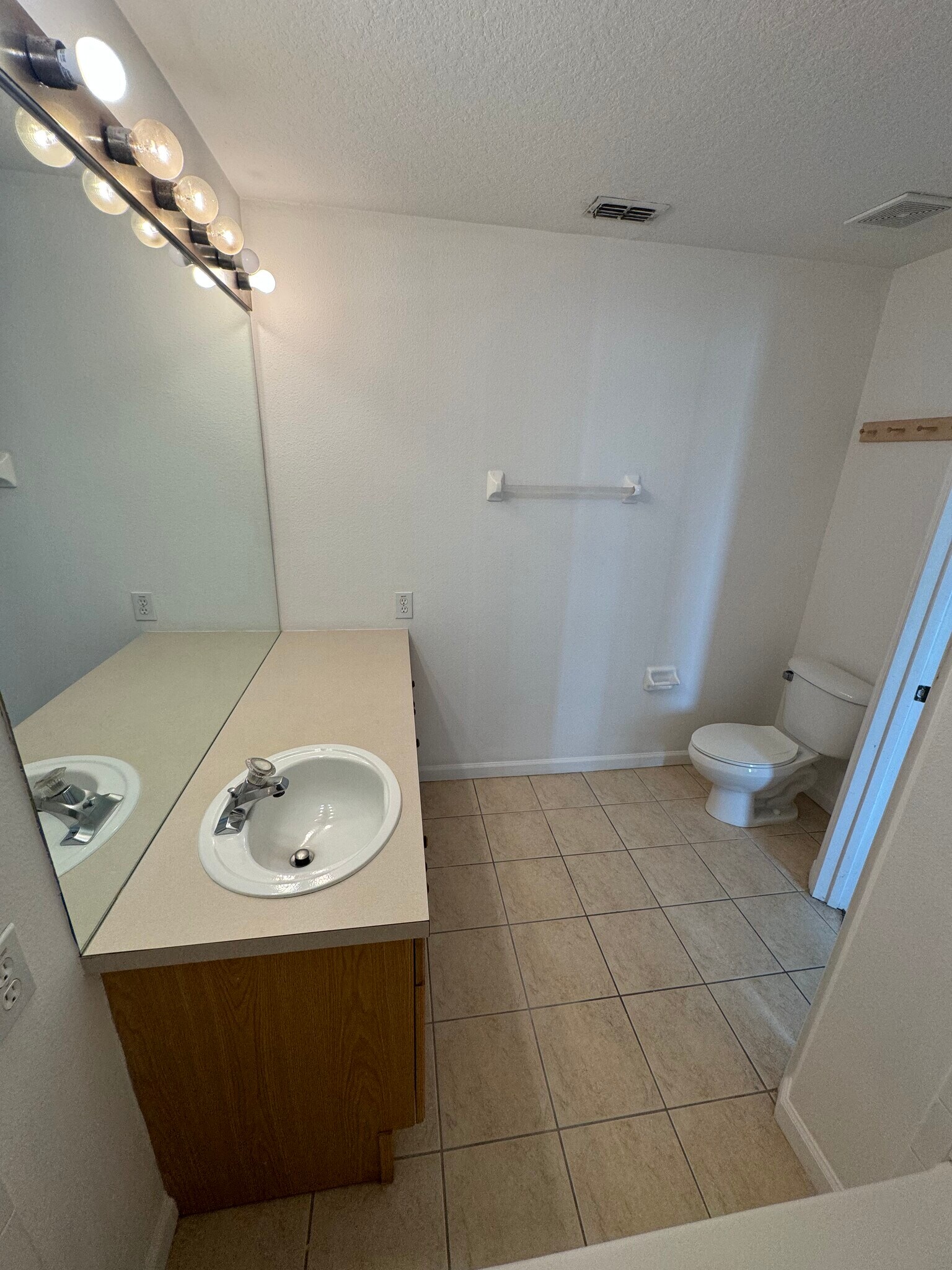 Building Photo - 2368 Silver Palm Dr