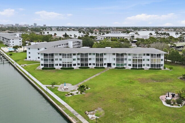 Building Photo - 769 John Ringling Blvd