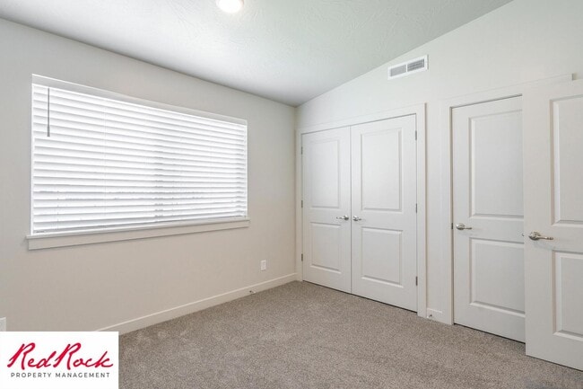 Building Photo - Charming 2 Bedroom End Unit Condo - Pet Friendly!