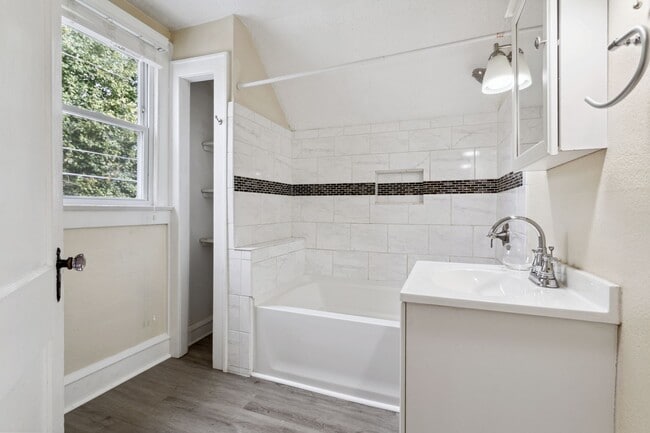 Building Photo - 3307 Kenmore Dr