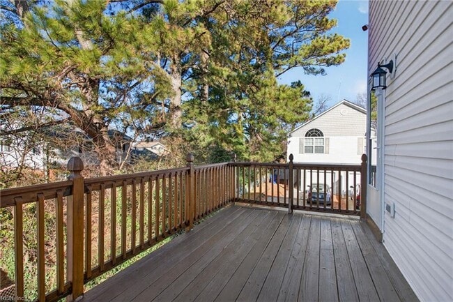 Building Photo - Immaculate Townhome in Camellia Gardens!