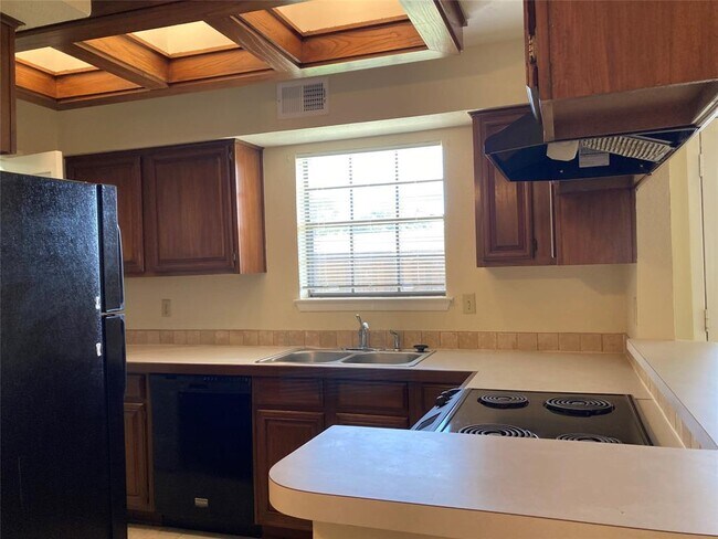 Building Photo - 3100 Devonshire Dr