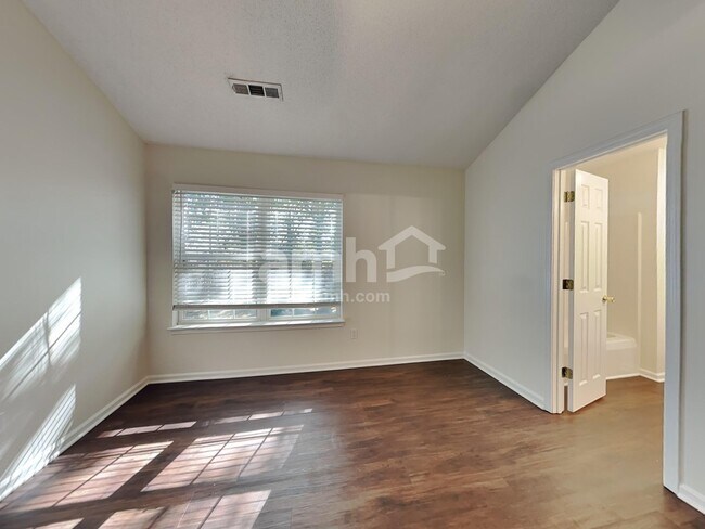 Building Photo - 7 Hazeltine Ct