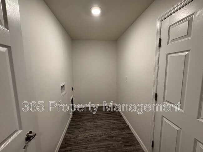 Building Photo - 26433 Sandhill Blvd