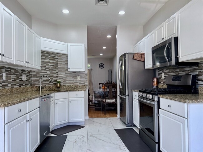 Building Photo - 42 Evergreen Cir