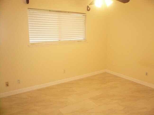 Building Photo - 2826 Green Fields Dr