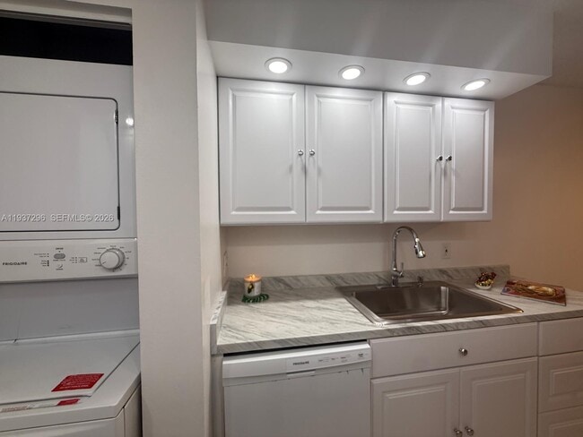 Building Photo - 523 Trace Cir