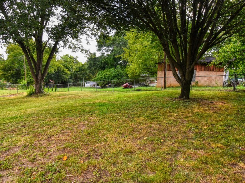 Big fenced yard to enjoy! - 1303 Chestnut St