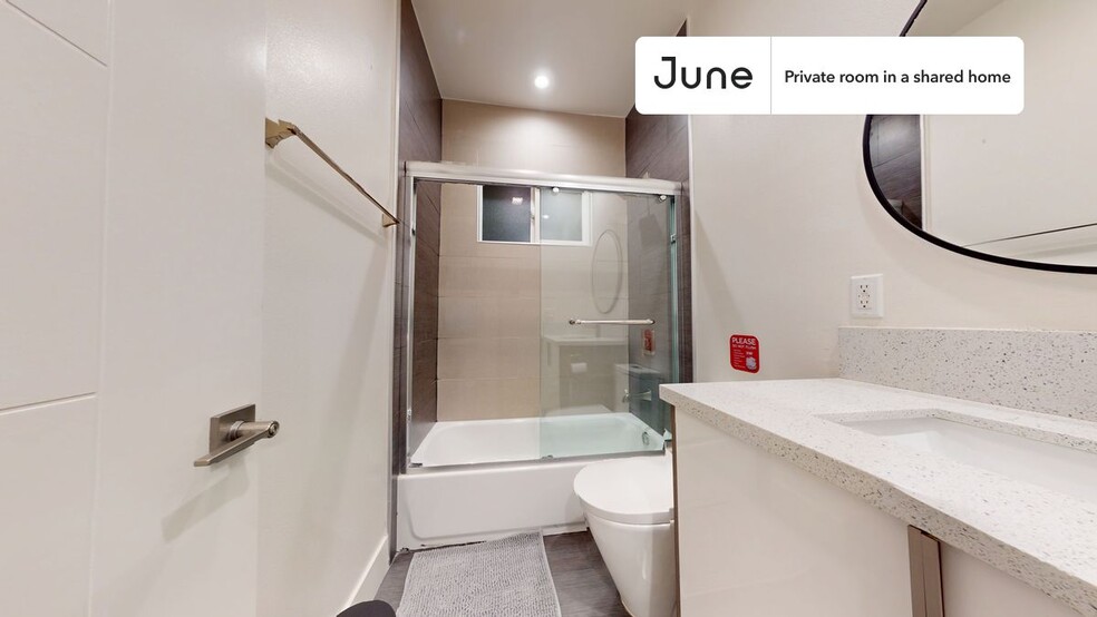 Building Photo - Private bedroom in 4 bed/4 bath Home
