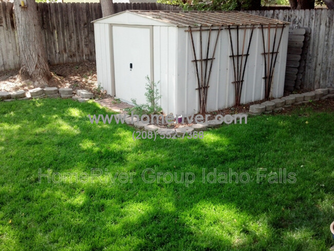 Building Photo - 1545 Bluebird Ln