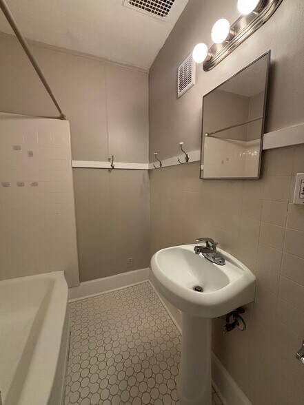 Building Photo - 1 Bed/1 Bath - Unit 4