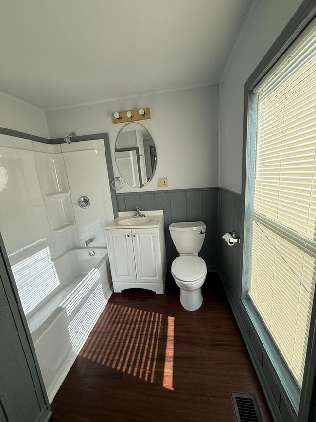 Building Photo - Nicely updated and spacious 3 bedroom hous...