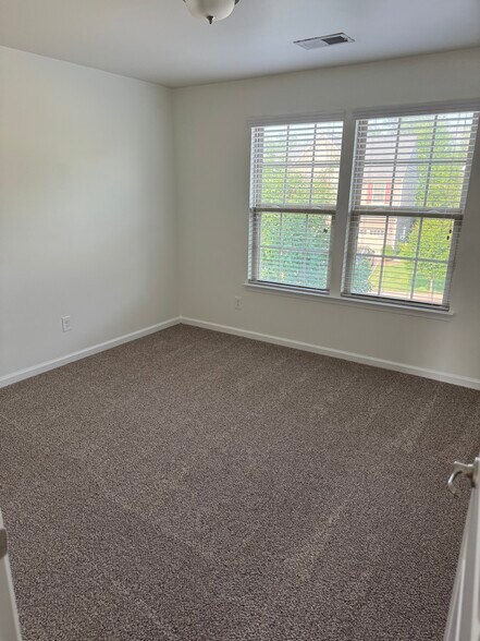 Building Photo - 1818 Fleetwood Dr