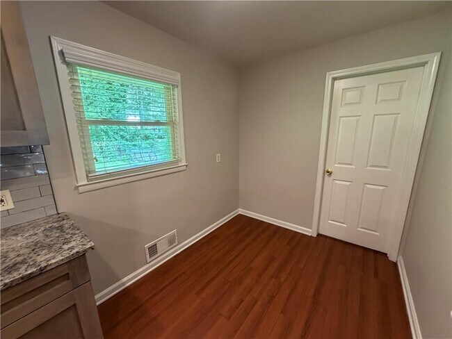 Building Photo - 412 Fielding Ln SW