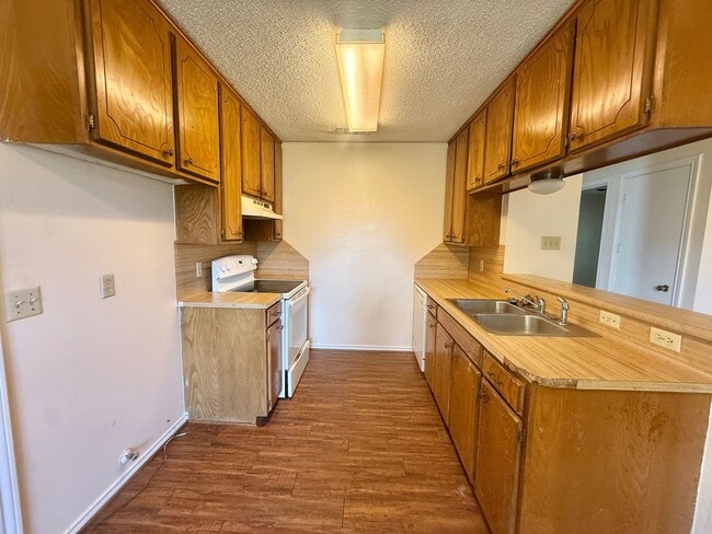 Building Photo - 2-bed/1-bath in Flint!
