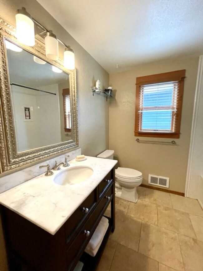 Building Photo - Single Level Westside Home with fabulous b...