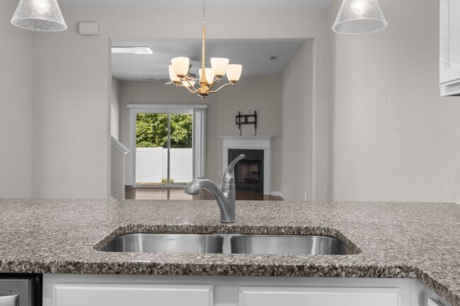 Building Photo - Gorgeous and Spacious 3 Bedroom Townhome, ...