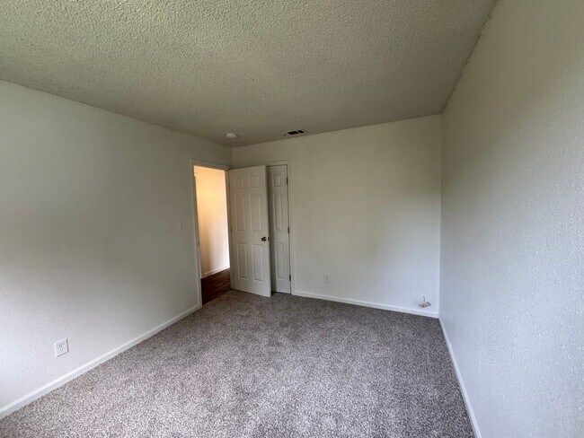 Building Photo - 4 bed 2 bath in Merced available now