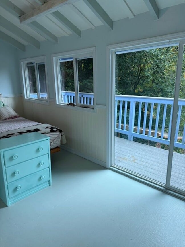 Building Photo - Charming Craftsman in Sunny Coquille! Month to Month Short Term Rental Only.