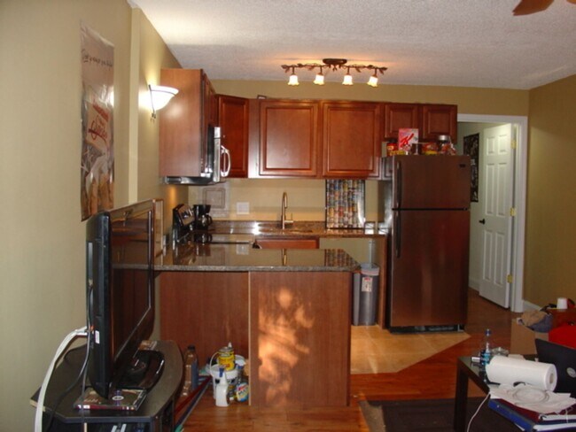 Building Photo - Prime Location Near UTK and Downtown Knoxville!