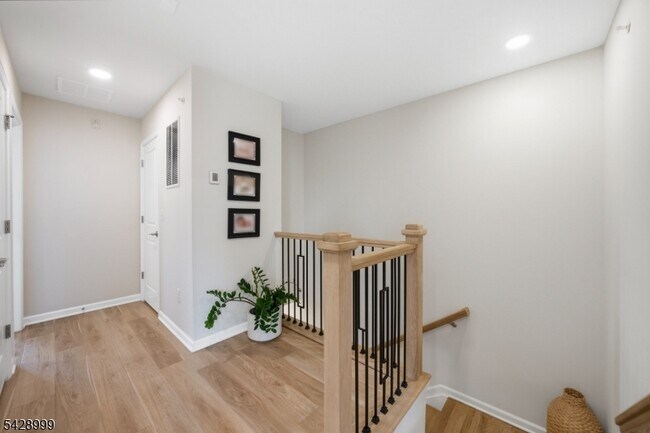 Building Photo - 19 Dahlia Dr