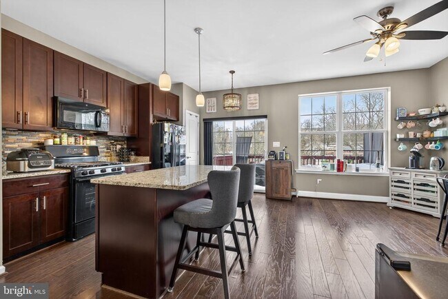 Building Photo - 806 Maury Ave